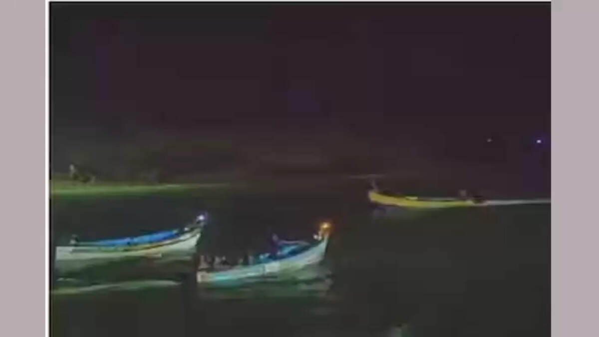 Thiruvananthapuram: Boat carrying fishermen overturns at Muthalapozhi, Thiruvananthapuram News, Boat, Accident 