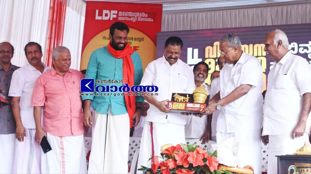 Chief Minister Pinarayi Vijayan handing over the Kerala development miniature to MV Govindan at Kumbla.