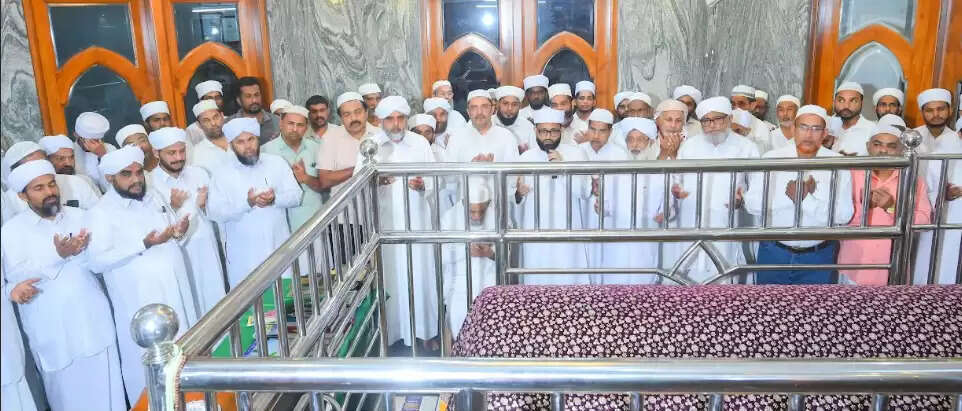 Ettikulam Ziyarat for Tajul Ulama Noorul Ulama Urs