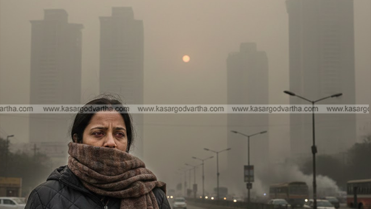  Heavy smog and air pollution in Delhi street