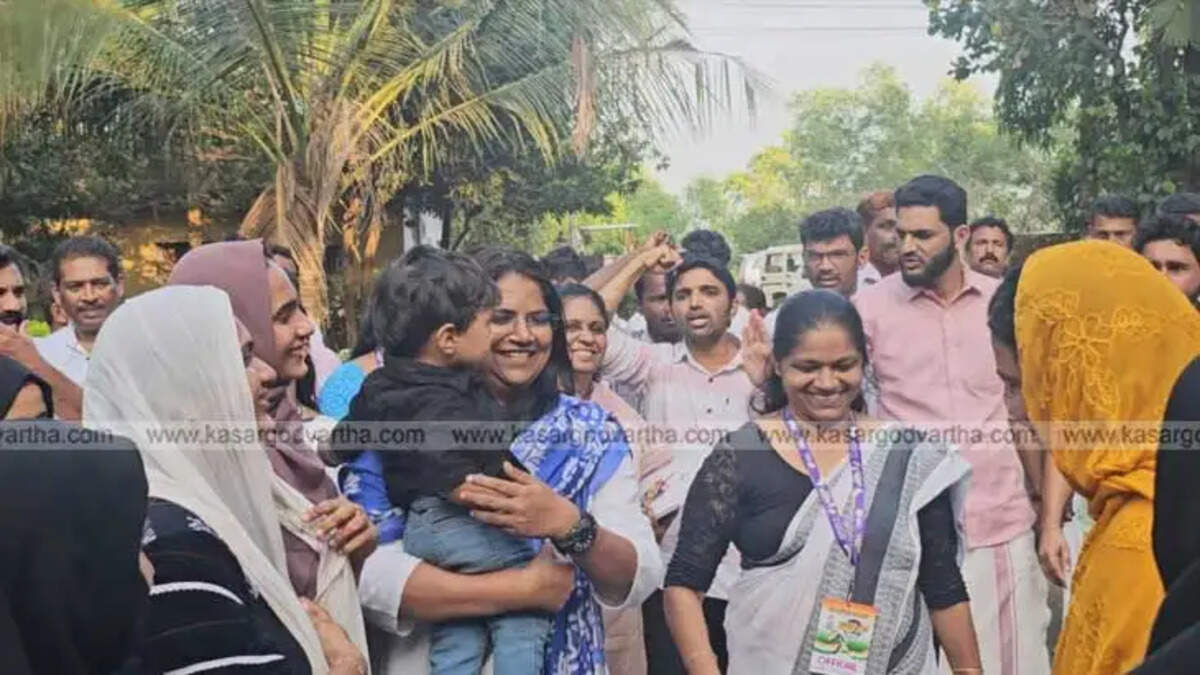  Jebi Mather MP receiving welcome at Mahila Sahas Kerala Yatra in Mangalpady.