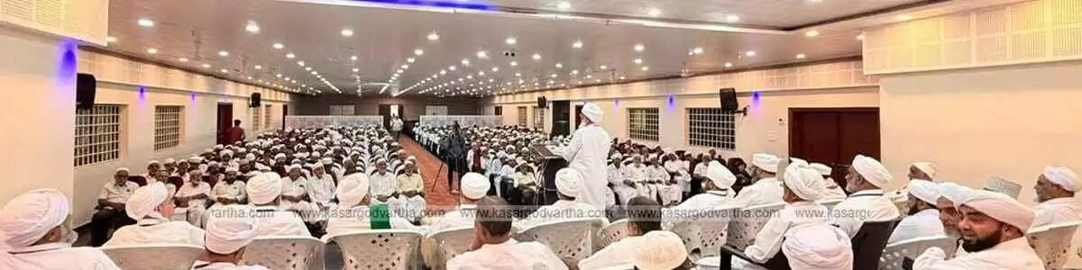 Koottampara Abdul Rahman Darimi addressing at the Kerala Yatra Vilambara Sangam held at the Kalanad KH Hall.