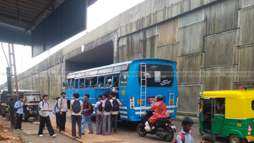 Buses parked on the road causing traffic in Mogral town
