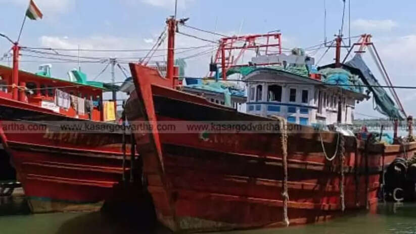 Fisheries Department Imposes Five Lakh Rupee Fine on Two Boats for Illegal Night Trawling in Kasaragod Coast