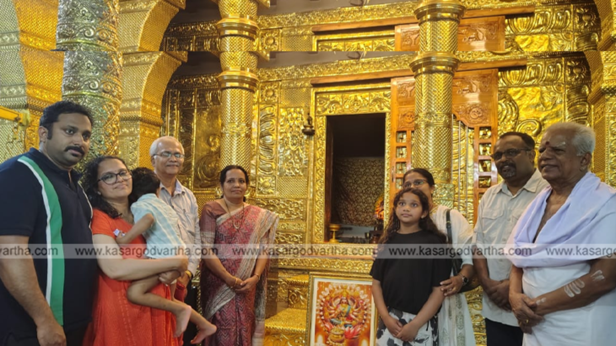  Jayashree Hareesh presenting the Palakkunnu Amma bead art to the temple officials.