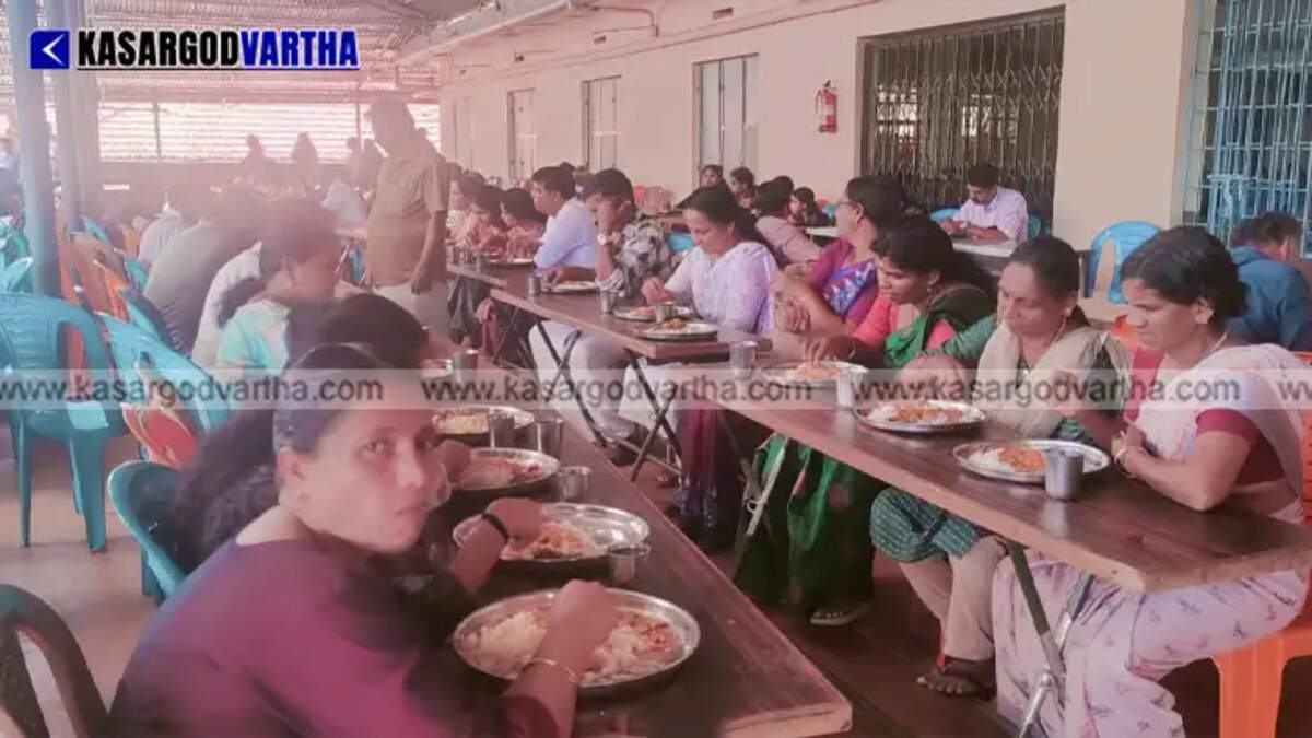  Devotees participating in the grand Annadhanam at Cheimeny Vishnumurthi Temple.
