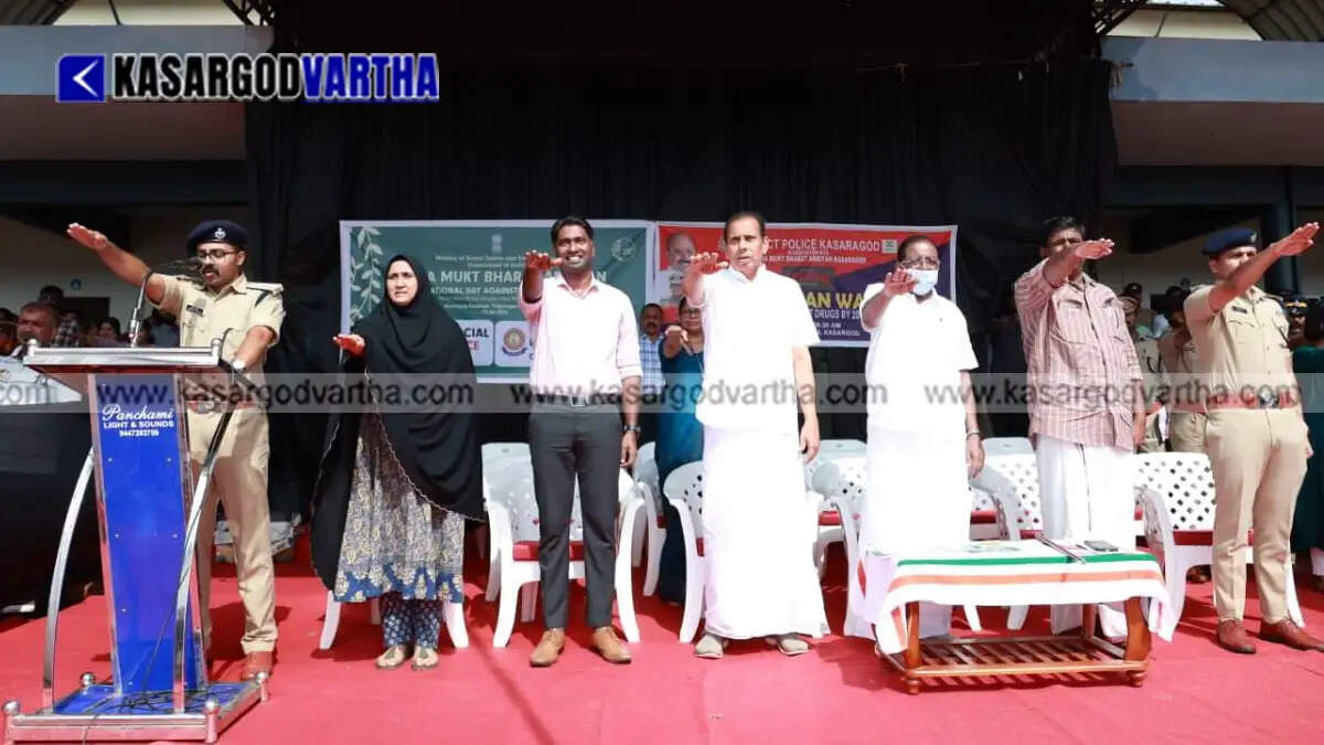  Students creating human formation against drugs