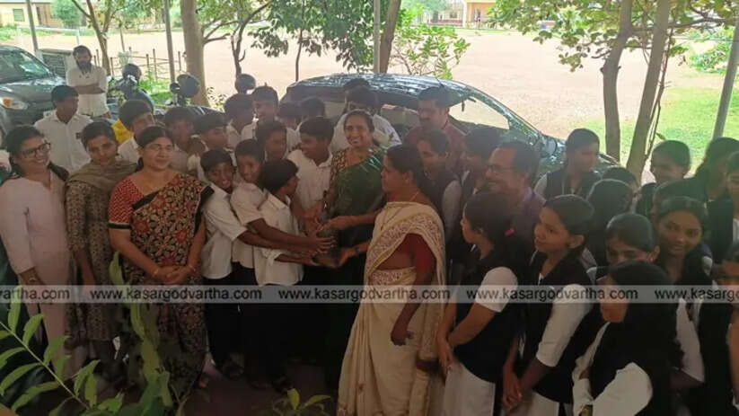 Students exchanging tree saplings in Kasaragod as part of the 'Changathikkoru Thai' project.