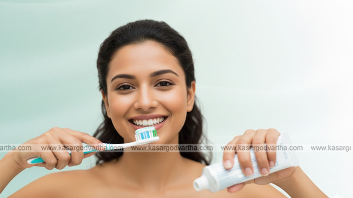 Image showing the correct pea-sized amount of toothpaste on a brush.