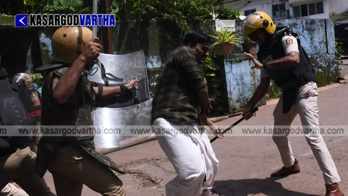 DYFI members protesting in front of Kasaragod General Hospital