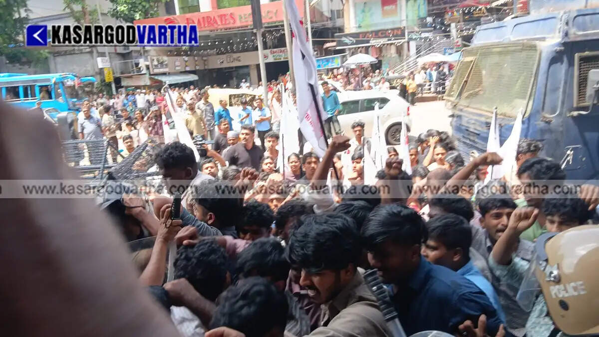 SFI workers protesting outside the Kasaragod Head Post Office.
