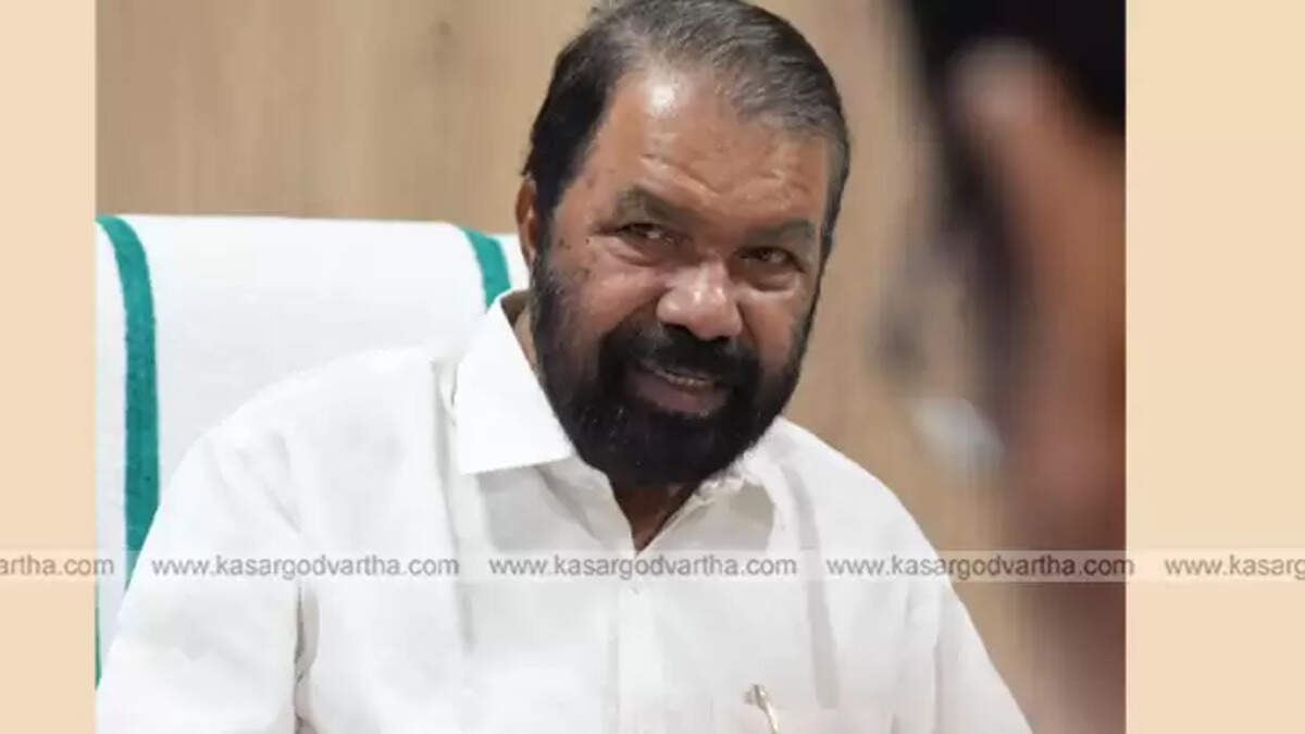 School PTA committee members protesting against the Education Minister's statement on admission fees in Kerala.