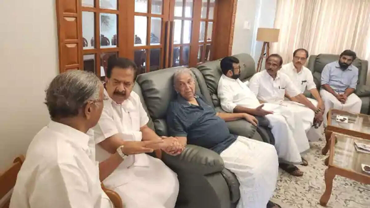 Ramesh Chennithala, Rajmohan Unnithan visit K. Moideen Kutty Haji's residence