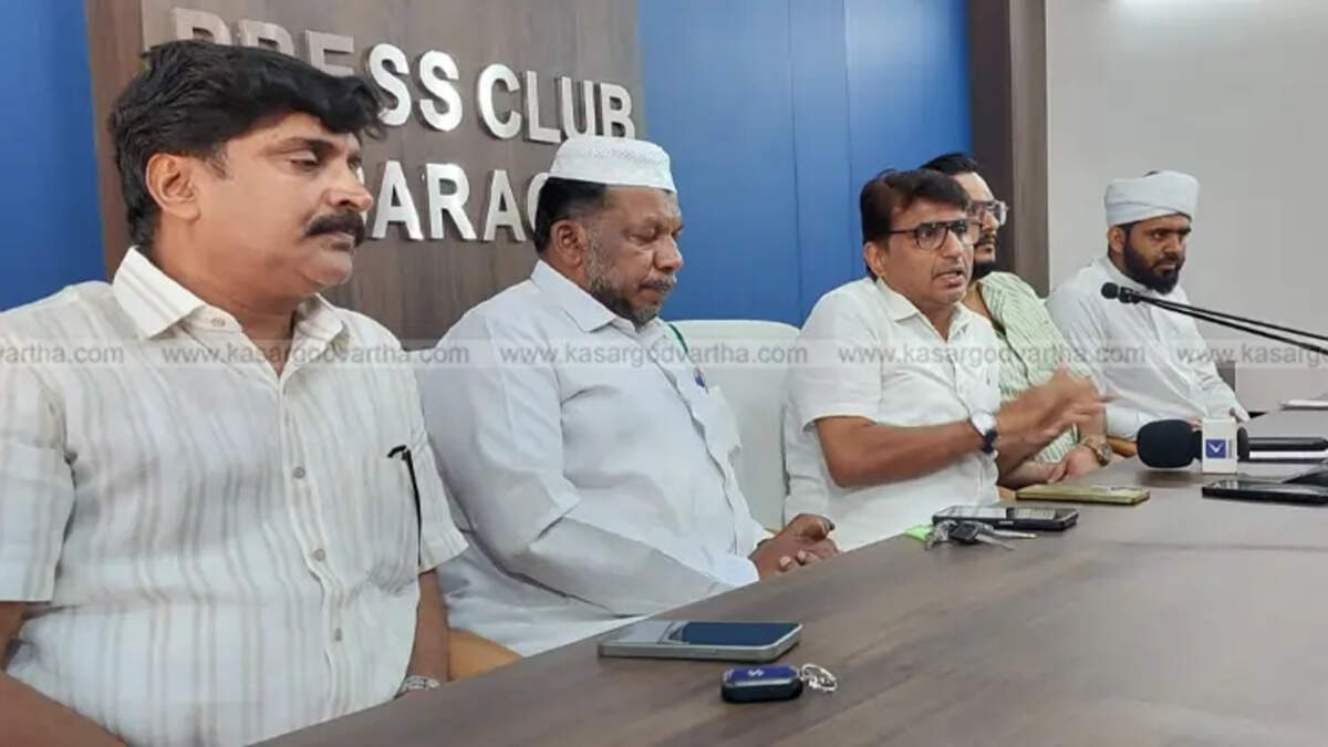 Protest committee members at the press meet regarding Periyattadukkam road blockage