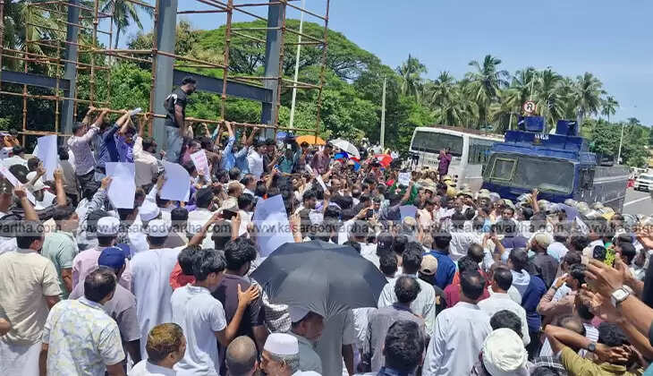 Protesters marching against the Kumbala toll gate in Kasaragod.