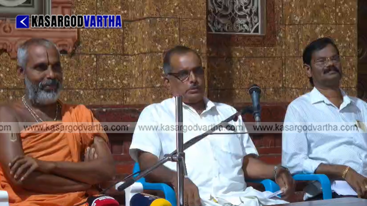 Swami Yogananda Saraswati addressing the press meet