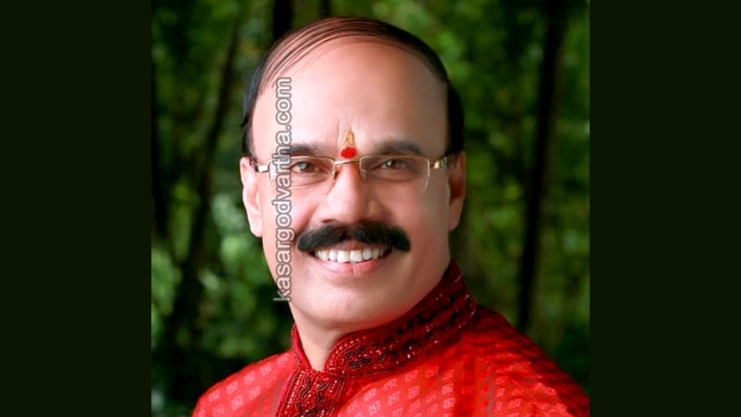 Konkani artist Kasaragod Chinna receiving Kalakar Puraskar