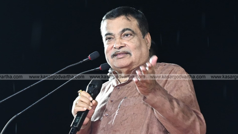 Union Minister Nitin Gadkari with a delegation from Adukathubayal