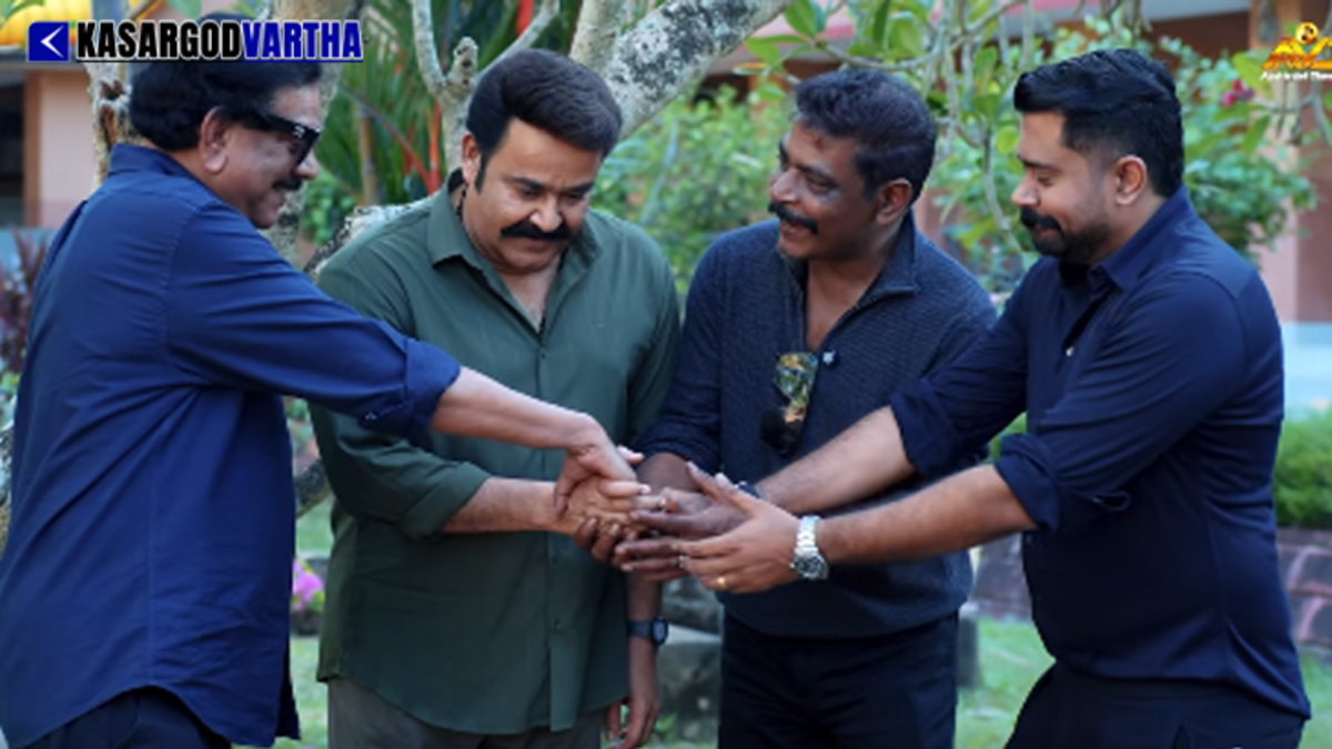 Director Priyadarshan and actor Mohanlal together at the official announcement of the 100th film.