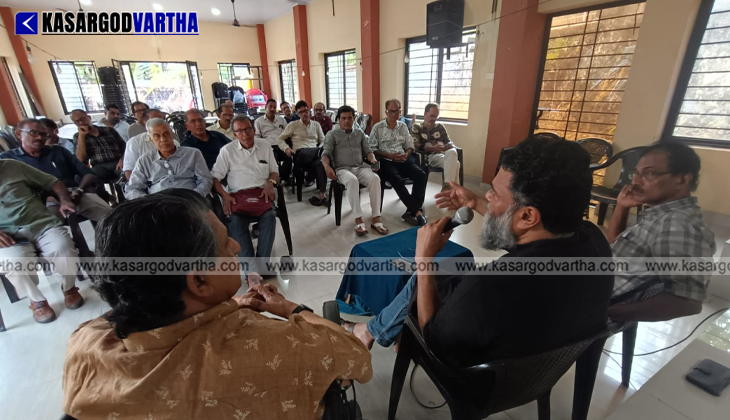Najeeb Kuttippuram delivering a speech at Kasaragod Sahityavedi anti-war meet