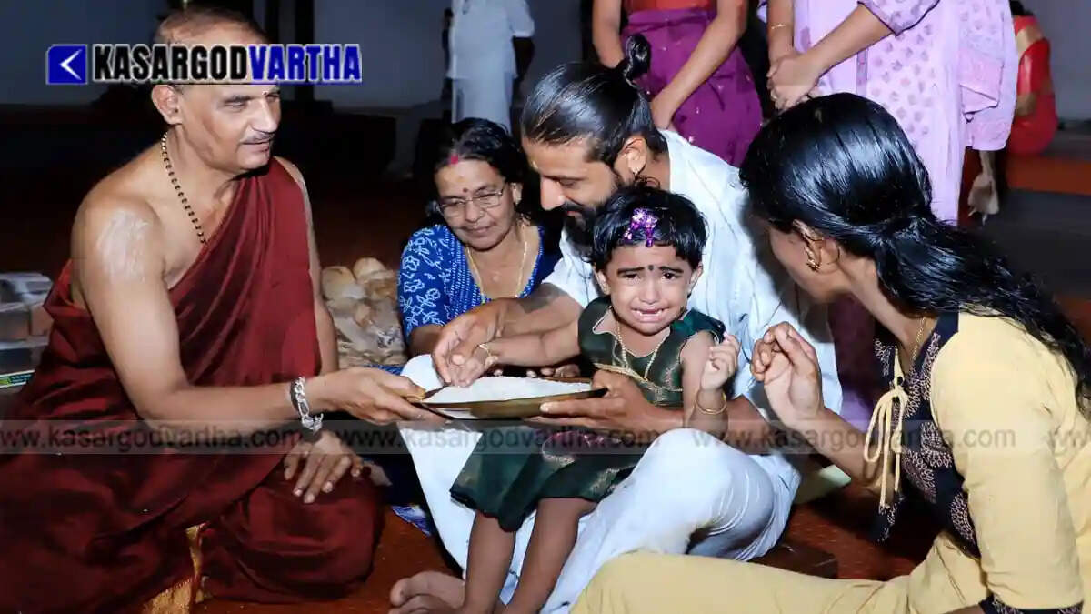 Image of children taking part in Vidyarambham ceremonies at a temple