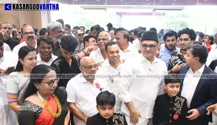 Munavvar Ali Shihab Thangal inaugurating Shobhika Weddings Mall in Kasargod.