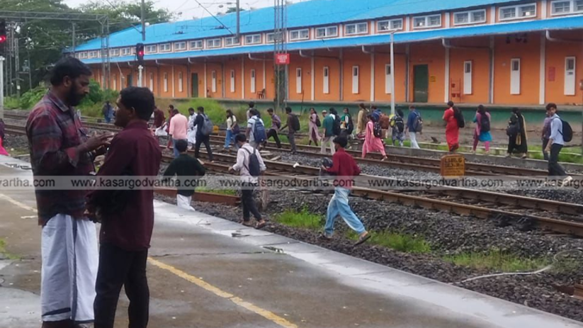  Passengers crossing railway track at Nileshwaram station