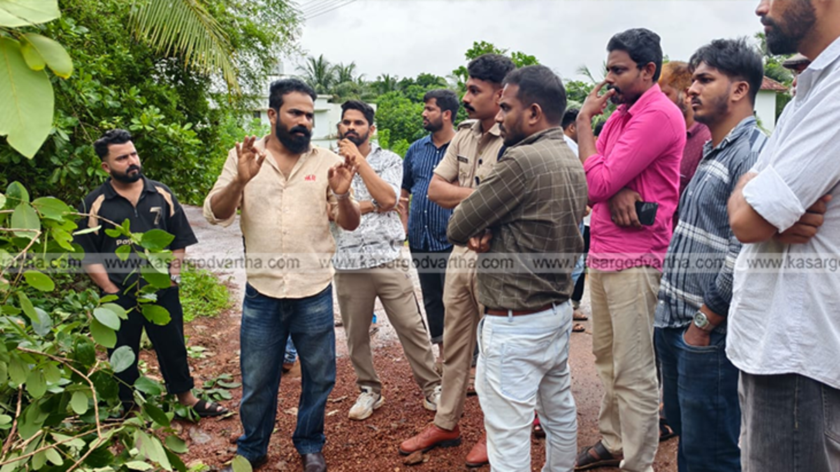 Residents protesting against road blockage in Kolachidukkam, Kasaragod