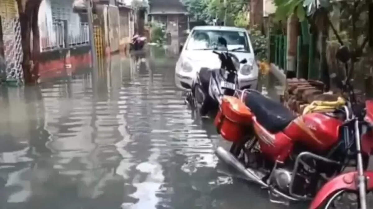 Heavy Rains in West Bengal Cause Five Deaths from Electrocution and Disrupt Transport