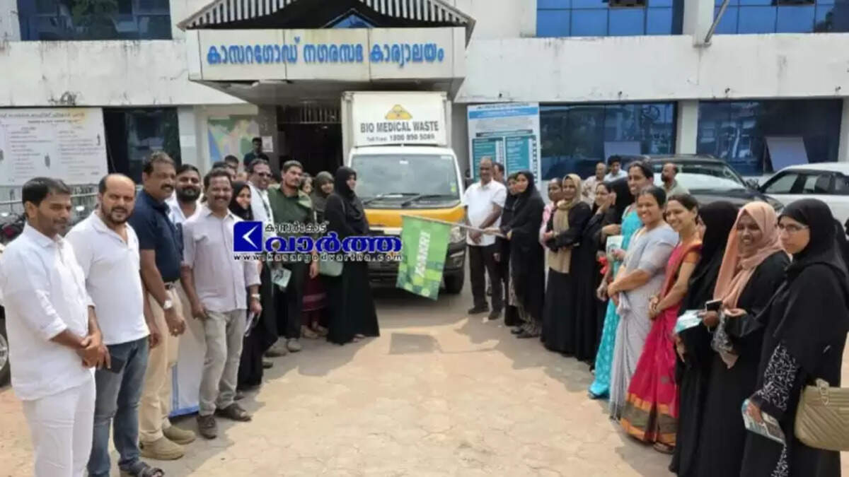 Kasaragod Municipality Chairperson Shahina Saleem flagging off Akri App waste collection vehicle