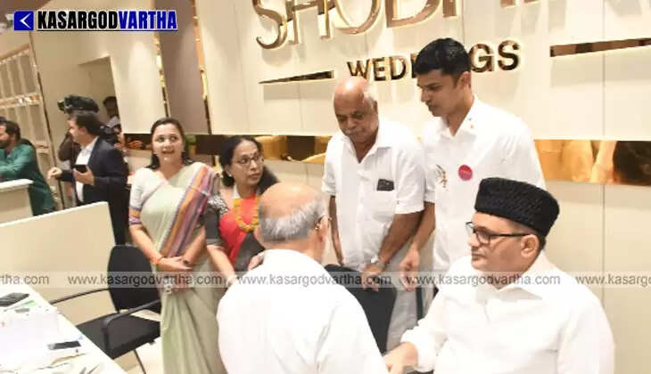 Munavvar Ali Shihab Thangal inaugurating Shobhika Weddings Mall in Kasargod.