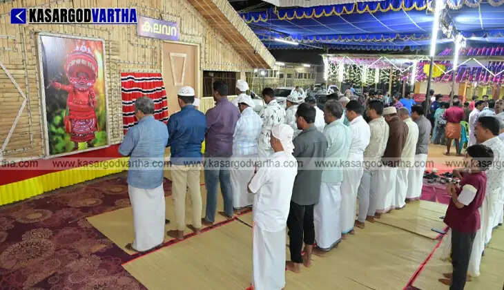 Muslims breaking their fast and offering prayers at Orkol Vayanattu Kulavan Devasthanam in Kasaragod