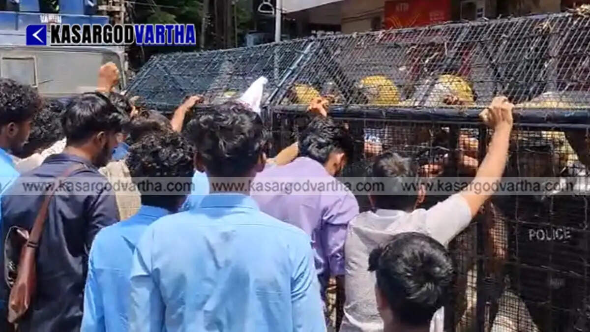 SFI workers protesting outside the Kasaragod Head Post Office.