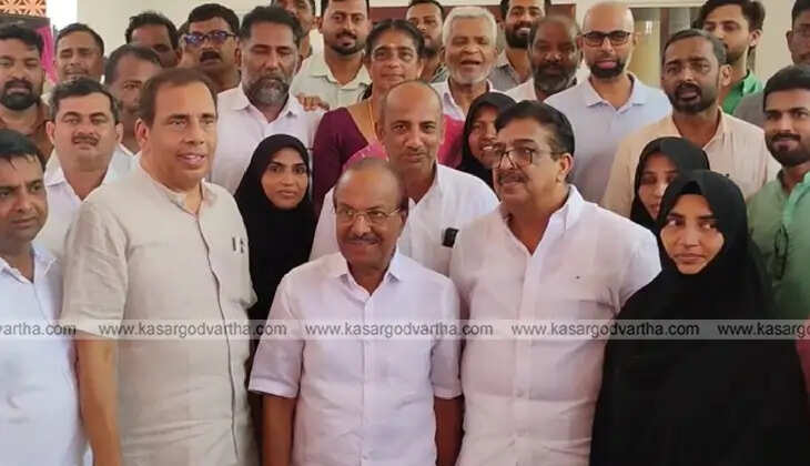 PK Kunhalikutty interacting with League workers after the inauguration.