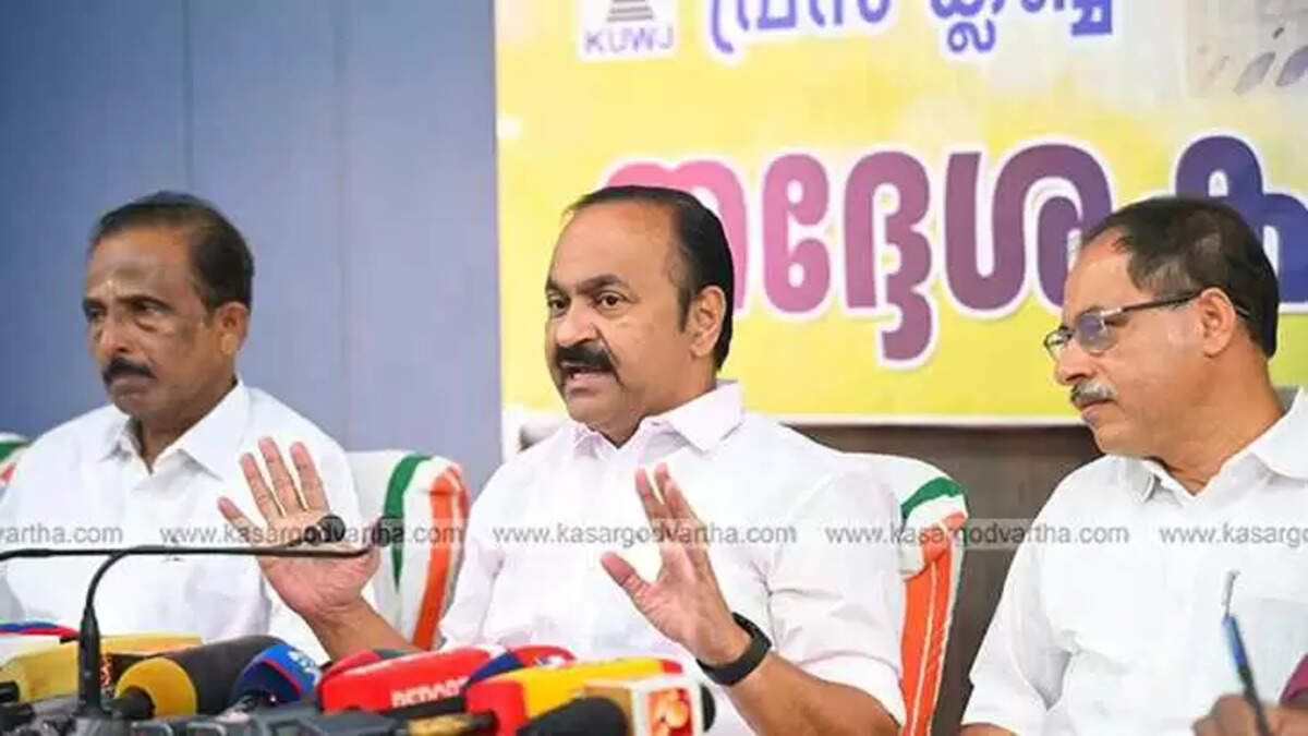 VD Satheesan speaking at Kasaragod Press Club meet the press event.