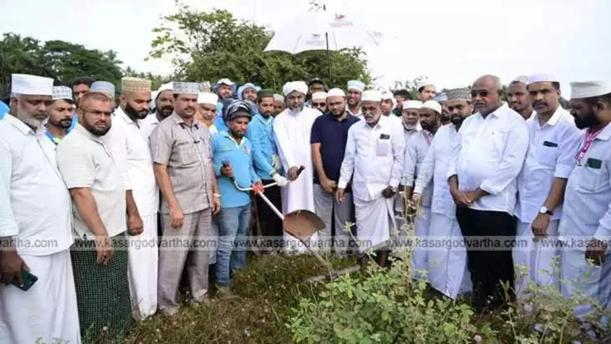 Vikhaya volunteers cleaning the Samastha Centenary venue in Kuniya.