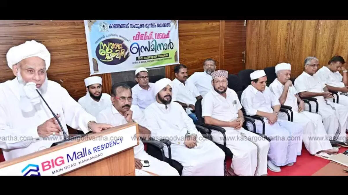 Syed Muhammad Jifri Muthukoya Thangal inaugurating the marital life stability seminar in Kanjangad, addressing community leaders and attendees.