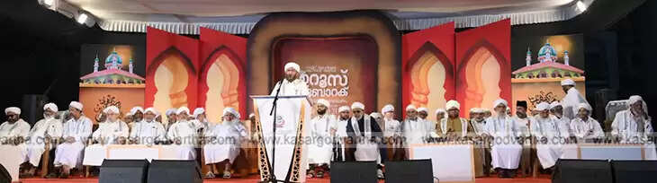 E Sulaiman Musliyar presenting the Thahirul Ahdal Award to Pallangode Abdul Qadir Madani at Muhimmath.