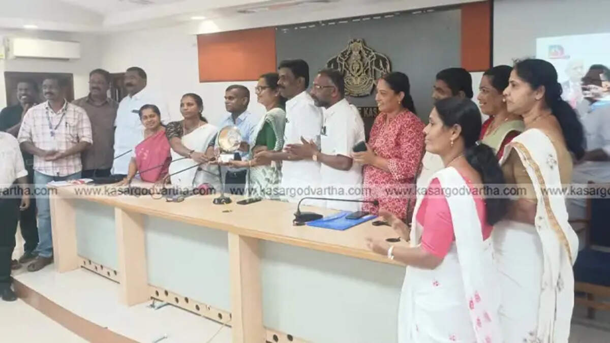District Collector K. Imbeshekhar IAS handing over the national award to Parappa Block Panchayat President M. Lakshmi.