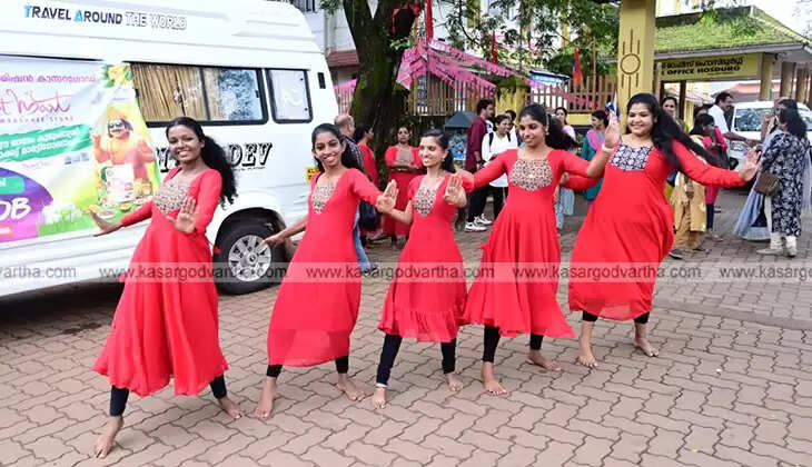  A photo of the flash mob for the launch of Kudumbashree's 'Pocketmart' mobile app in Kanhangad.