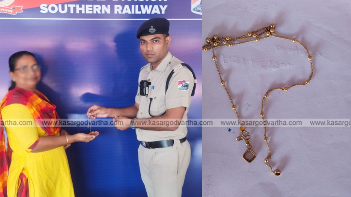 RPF officer handing over gold chain to woman passenger