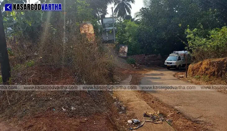 Residents of Peral in Kumbala protesting against road neglect during the 2026 Kerala Assembly elections.