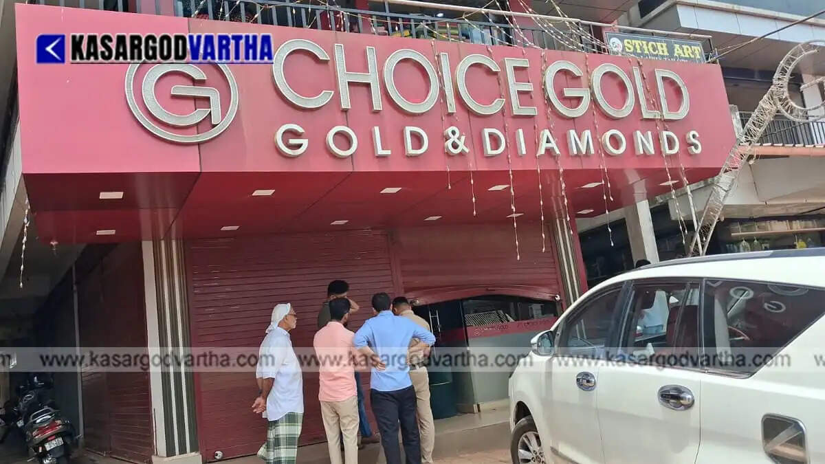 Attempted robbery at jewelry shop in Manjeshwar Majirpalla; shutter lifted using jack and lever, says police.