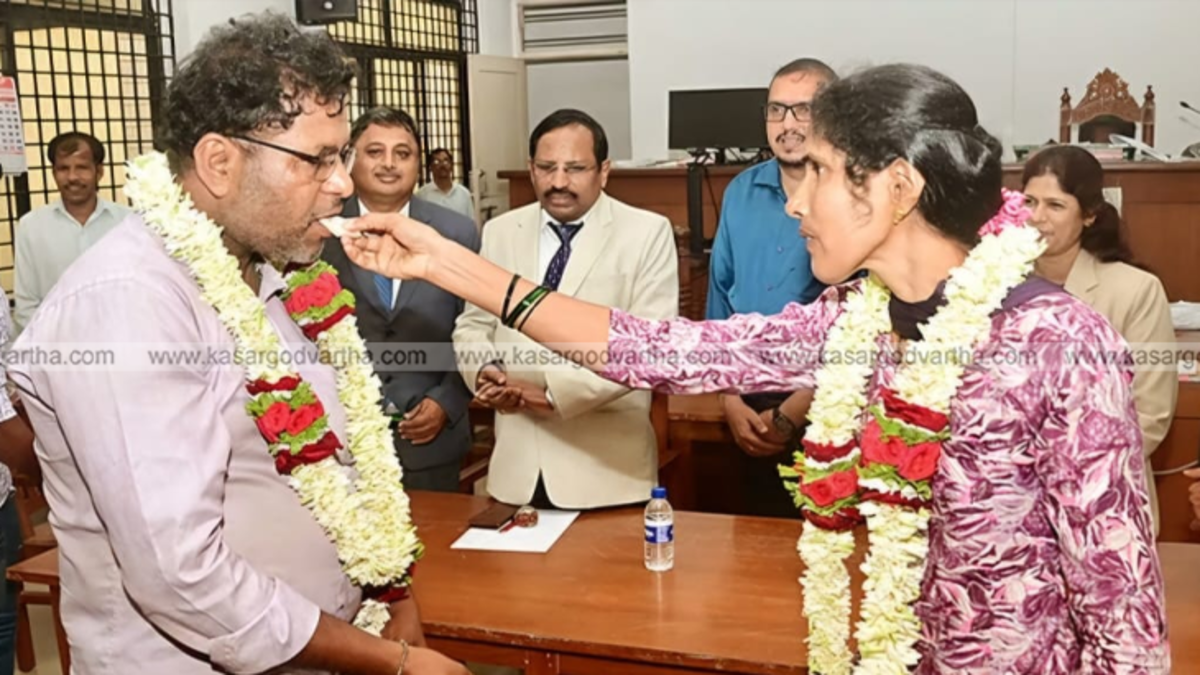 A couple exchanging garlands as a symbol of their reconciliation in the court.