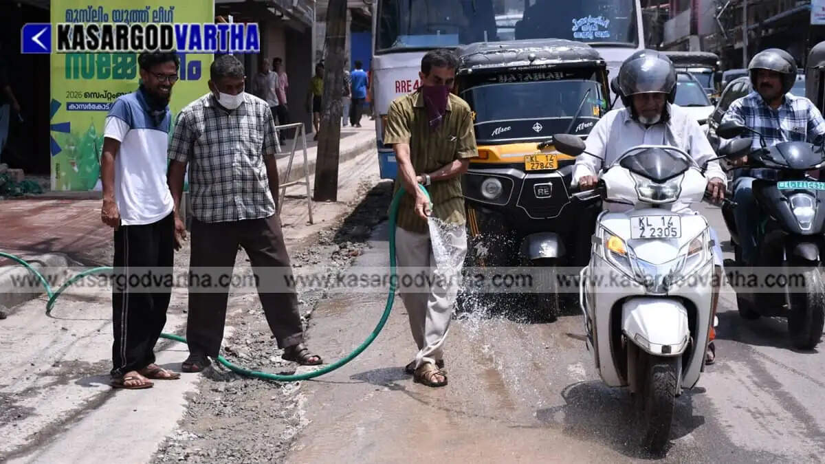 Merchants block MG Road in Kasaragod protesting severe dust pollution after incomplete pipeline works