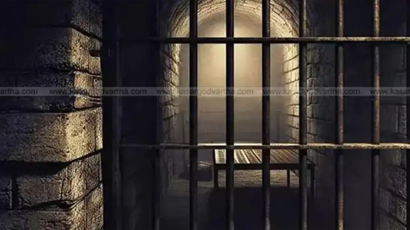  Damaged KSRTC bus windshield after stone pelting