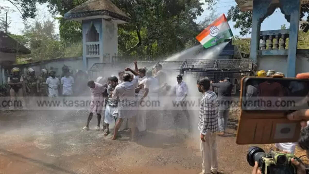 Police Use Water Cannons at DCC March to Kasaragod Collectorate Over Sabarimala Gold Theft Case