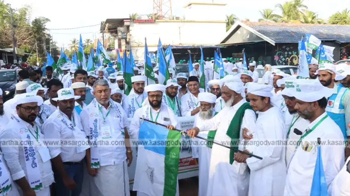 U Samasta Vice President about the start of the human chain Rally. M Abdurrahman Musliar flags off
