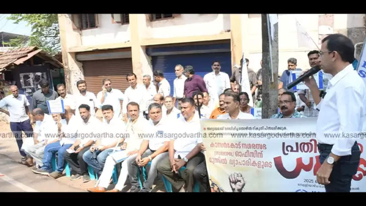  Traders protesting against tax hike in Kerala budget at Kasargod.