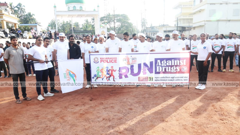 District Police Chief flagging off Run for Unity Kasargod